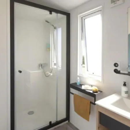 Mobil Confortable Avec Terrasse Pres De - Api-1-52-425 Camping